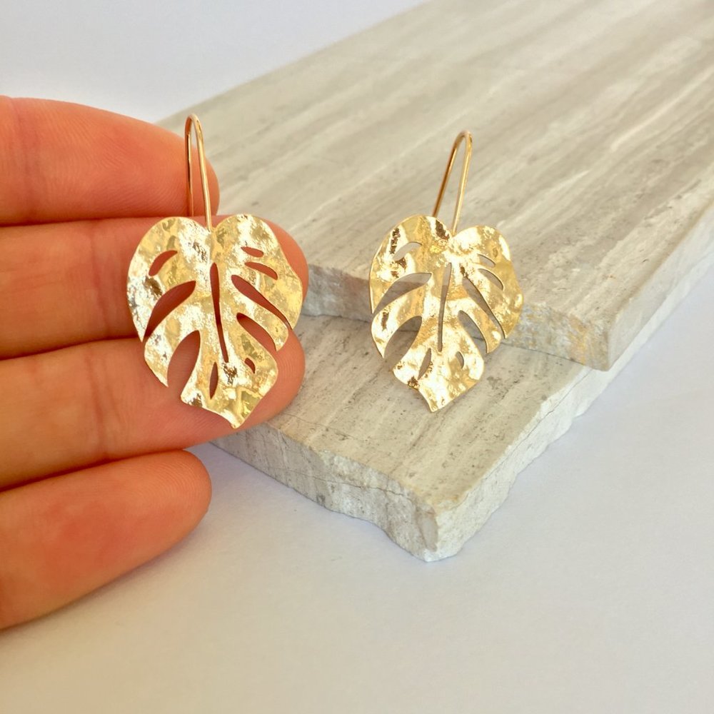 New ~ Anthropologie Monstera Leaf Earrings - Picture 3 of 7